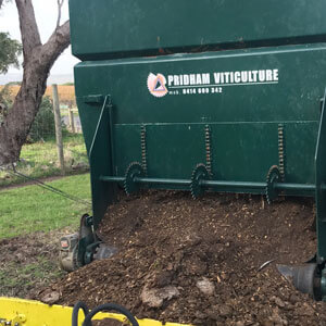 Organic fertilising vineyards